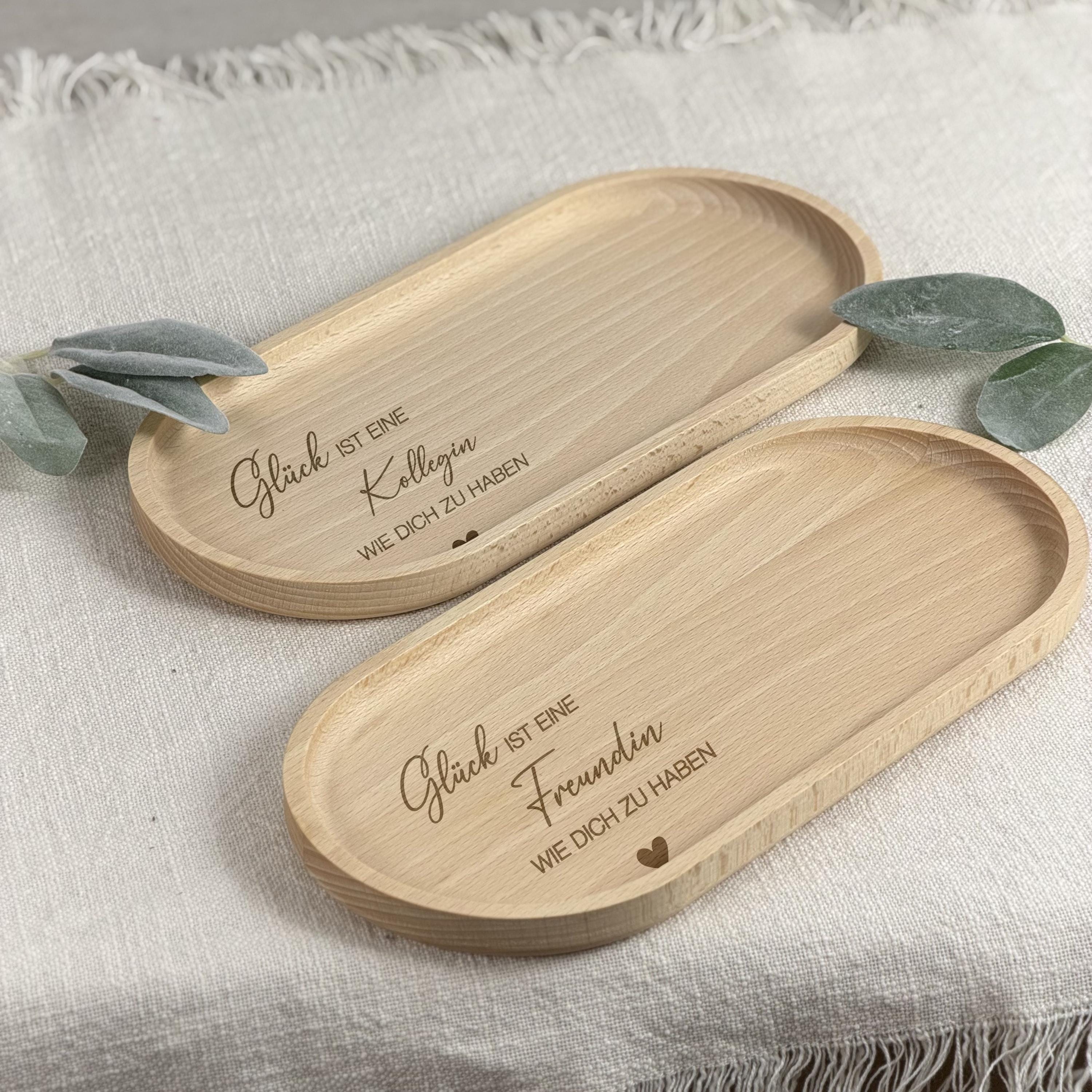Komplettes Set: gravierte Tasse mit Name und Holztablett aus Buchenholz auf Holztisch. Perfektes Deko- und Geschenkset für Zuhause, Büro oder Küche. Handgefertigt und mit Liebe personalisiert. Steingut Tasse. Personalisierte Geschenke