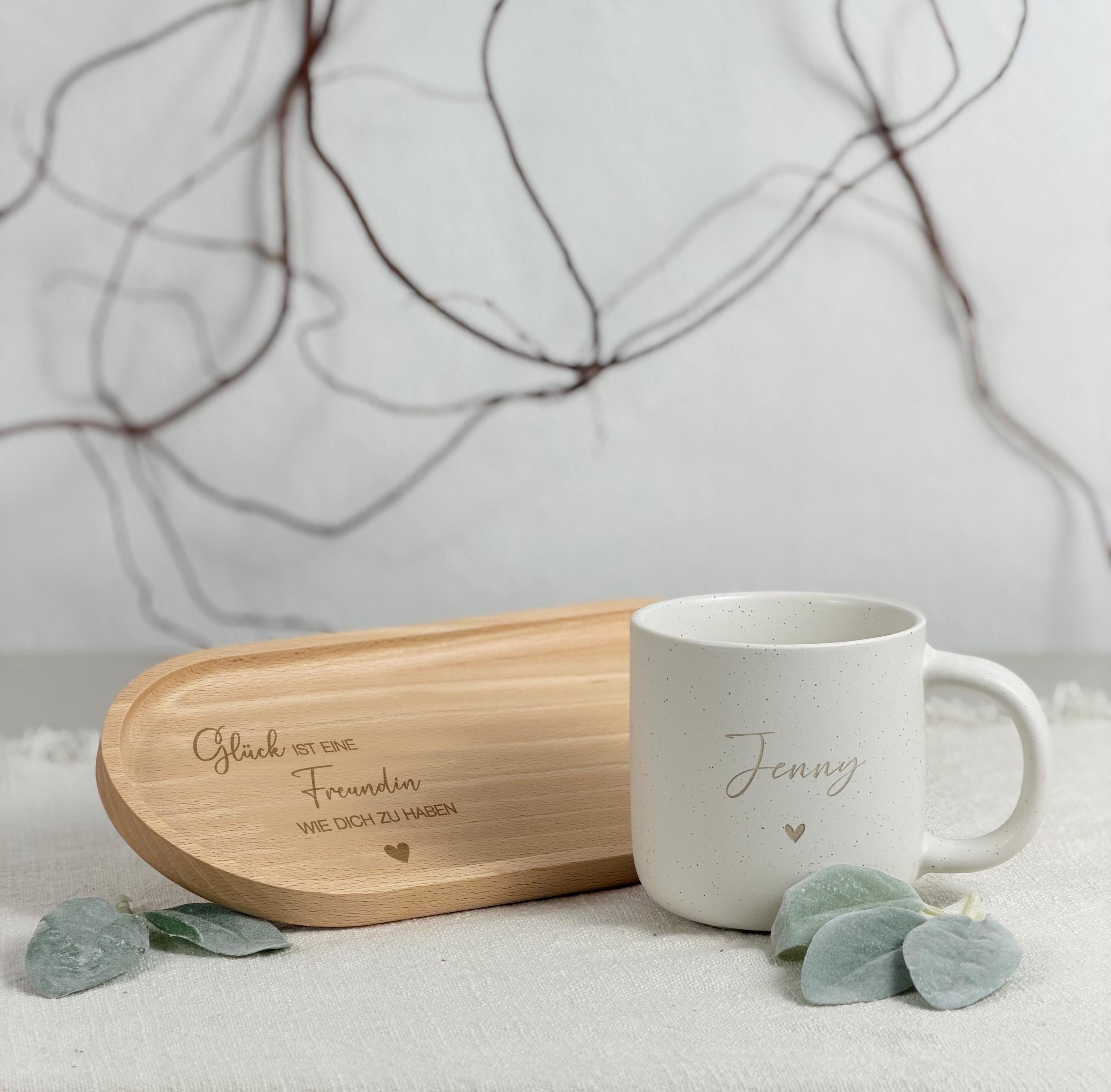Buchenholz-Tablett in natürlicher Optik, ideal für das Servieren von Snacks oder als Geschenkidee für Mama, Schwester oder Freunde. Mit einer Behandlung aus Hartwachs ist das Tablett langlebig und pflegeleicht, perfekt für den täglichen Gebrauch. Steingut Tasse. Personalisierte Geschenke