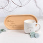 Nahaufnahme einer personalisierten Keramiktasse mit Namensgravur. Elegantes mattes Beige, feine Sprenkel, 360 ml. Ideal für Kaffee, Tee oder heiße Schokolade. Individuelles Geschenk für Freundin, Familie oder Kollegin. Steingut Tasse. Personalisierte Geschenke