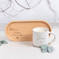 Komplettes Set: gravierte Tasse mit Name und Holztablett aus Buchenholz auf Holztisch. Perfektes Deko- und Geschenkset für Zuhause, Büro oder Küche. Handgefertigt und mit Liebe personalisiert. Steingut Tasse. Personalisierte Geschenke
