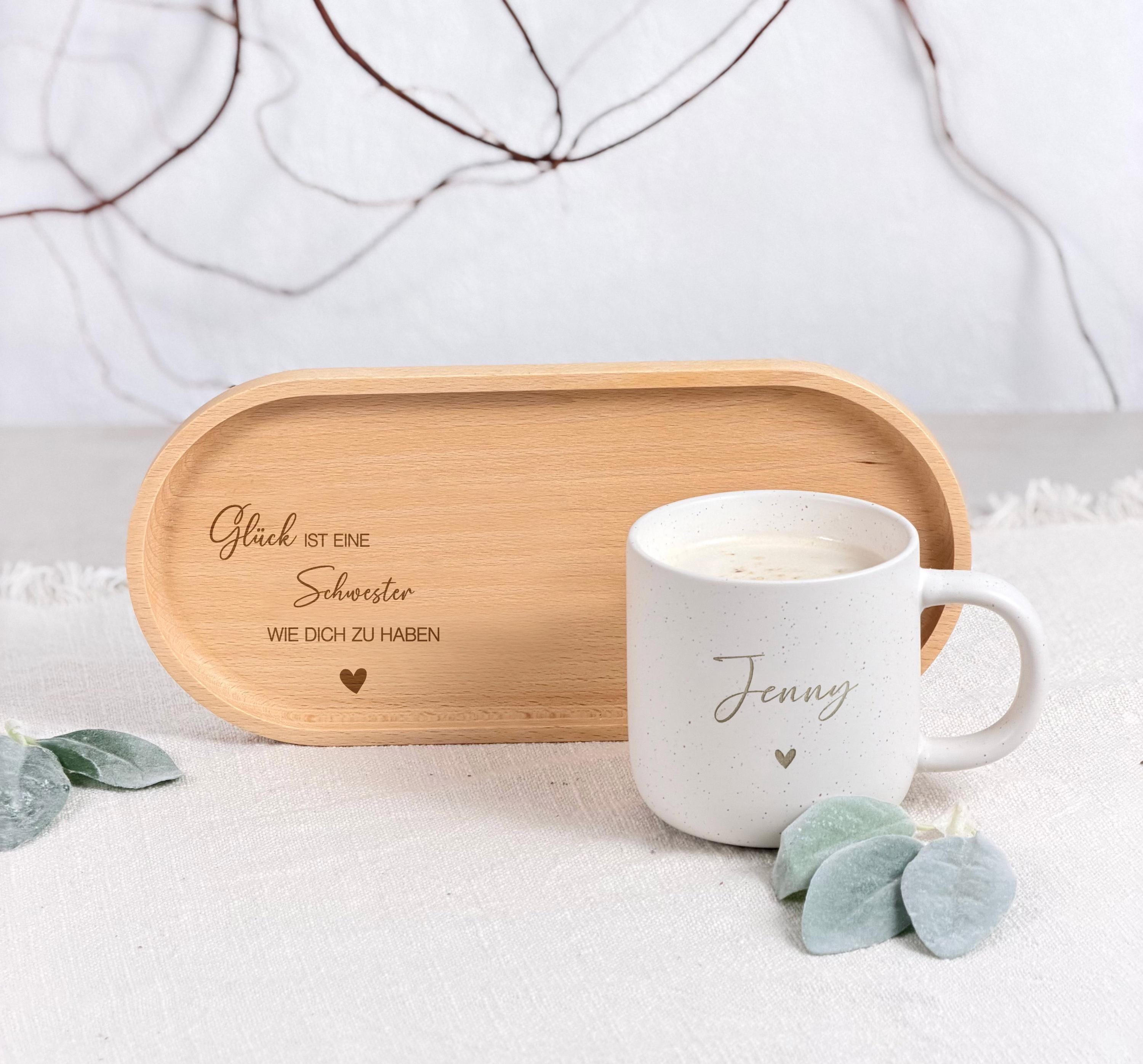 Komplettes Set: gravierte Tasse mit Name und Holztablett aus Buchenholz auf Holztisch. Perfektes Deko- und Geschenkset für Zuhause, Büro oder Küche. Handgefertigt und mit Liebe personalisiert. Steingut Tasse. Personalisierte Geschenke