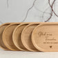 Seitliche Ansicht einer personalisierten Keramiktasse auf Tablett aus Holz. Elegant, schlicht und perfekt als personalisiertes Geschenkset für Freundin oder Familie. Steingut Tasse. Personalisierte Geschenke