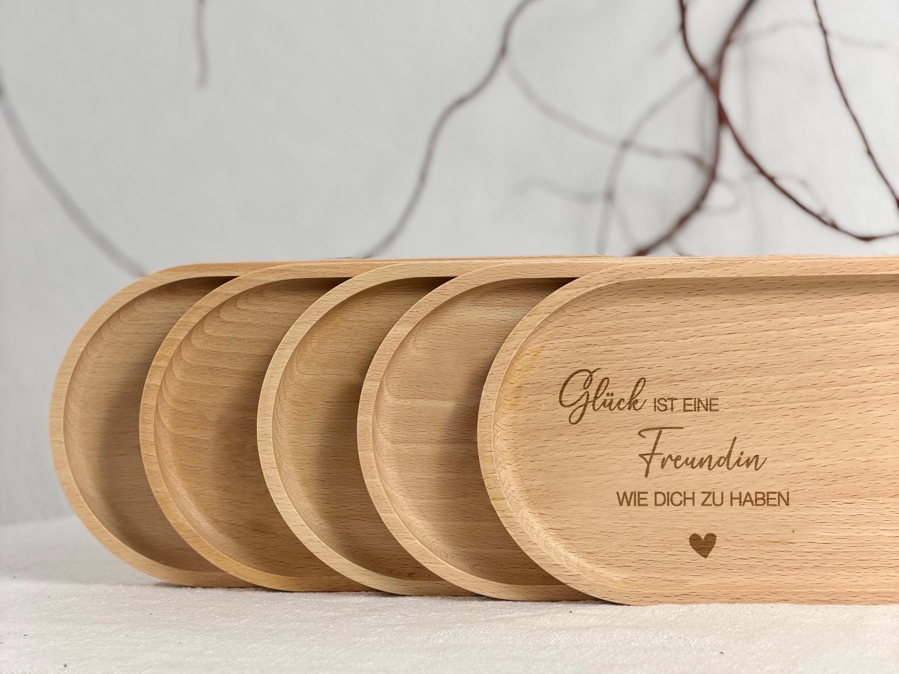 Seitliche Ansicht einer personalisierten Keramiktasse auf Tablett aus Holz. Elegant, schlicht und perfekt als personalisiertes Geschenkset für Freundin oder Familie. Steingut Tasse. Personalisierte Geschenke