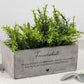 Personalisierter Pflanzentopf aus robustem Material mit schönem Spruch für die beste Freundin. Ideal als Geschenkidee zum Geburtstag oder Weihnachten. Zeigt eine moderne Gravur, perfekt als individuelle Dekoration für Zuhause. Ein einzigartiges Freundschaftsgeschenk, das besondere Erinnerungen festhält und nachhaltig Freude bereitet.