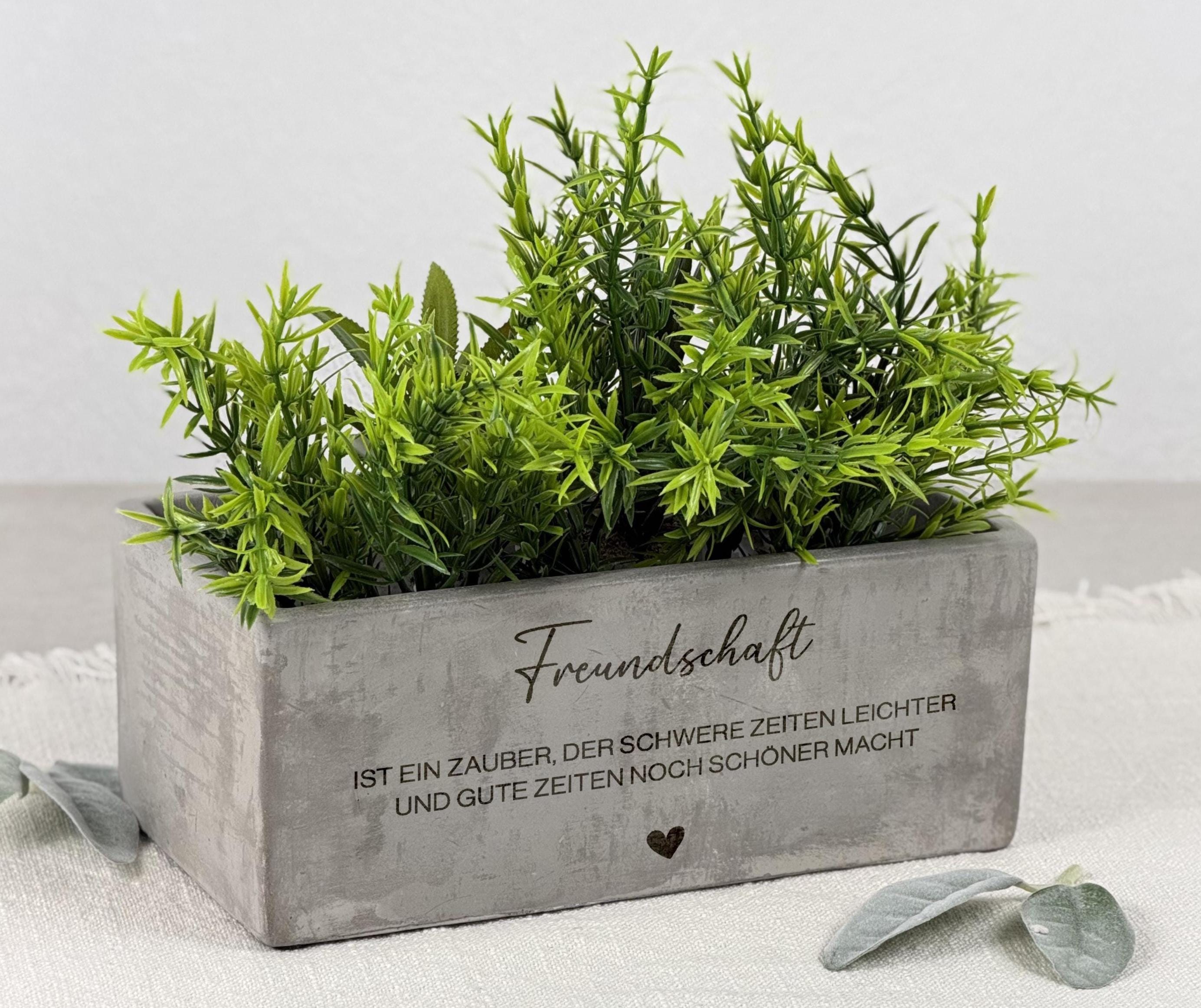 Personalisierter Pflanzentopf aus robustem Material mit schönem Spruch für die beste Freundin. Ideal als Geschenkidee zum Geburtstag oder Weihnachten. Zeigt eine moderne Gravur, perfekt als individuelle Dekoration für Zuhause. Ein einzigartiges Freundschaftsgeschenk, das besondere Erinnerungen festhält und nachhaltig Freude bereitet.