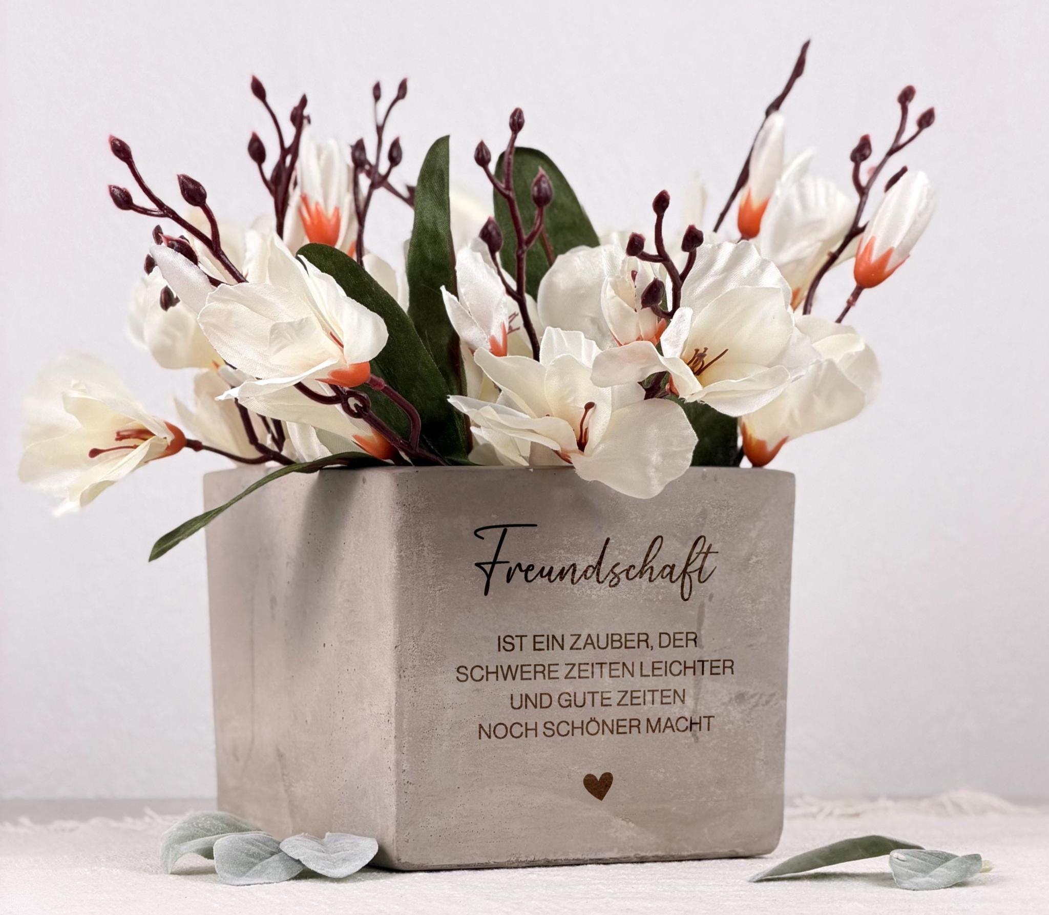 Personalisierter Pflanzentopf mit Freundschaftsspruch, als Geschenk für beste Freundin präsentiert. Perfekte Geschenkidee für Weihnachten oder Geburtstag, ideal für Frauen, die individuelle und bedeutungsvolle Geschenke schätzen. Modernes Design, hochwertige Gravur, dekorativ und emotional zugleich.