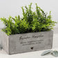 Personalisierter Pflanzentopf als besondere Geschenkidee für Freundin oder Schwester, dargestellt als hochwertiges Geburtstags- oder Weihnachtsgeschenk. Mit individueller Gravur und modernem Design, ideal für Frauen, die individuelle Geschenke lieben. Geeignet als stilvolle Deko oder kreative Geldgeschenk-Idee.