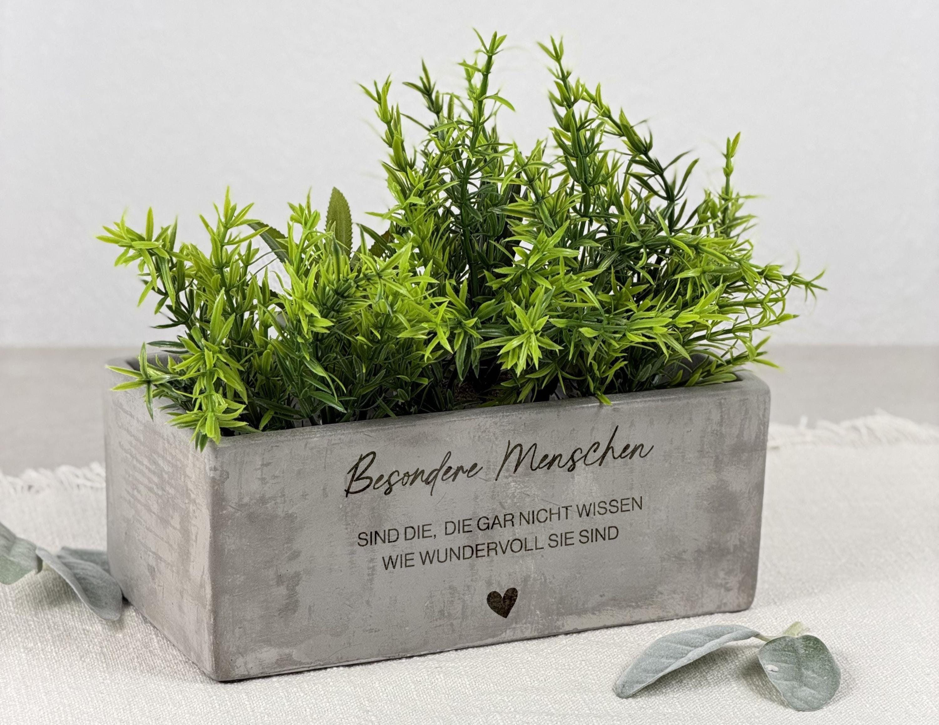 Personalisierter Pflanzentopf als besondere Geschenkidee für Freundin oder Schwester, dargestellt als hochwertiges Geburtstags- oder Weihnachtsgeschenk. Mit individueller Gravur und modernem Design, ideal für Frauen, die individuelle Geschenke lieben. Geeignet als stilvolle Deko oder kreative Geldgeschenk-Idee.