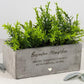 Hochwertiger personalisierter Blumentopf mit emotionalem Spruch und Name, ideal als Geschenkidee für Frauen, besonders beste Freundinnen oder Schwestern. Perfekt für Weihnachten und Geburtstag. Ästhetische Gravur und modernes Design machen ihn zu einer schönen Deko und einem besonderen Geschenk.