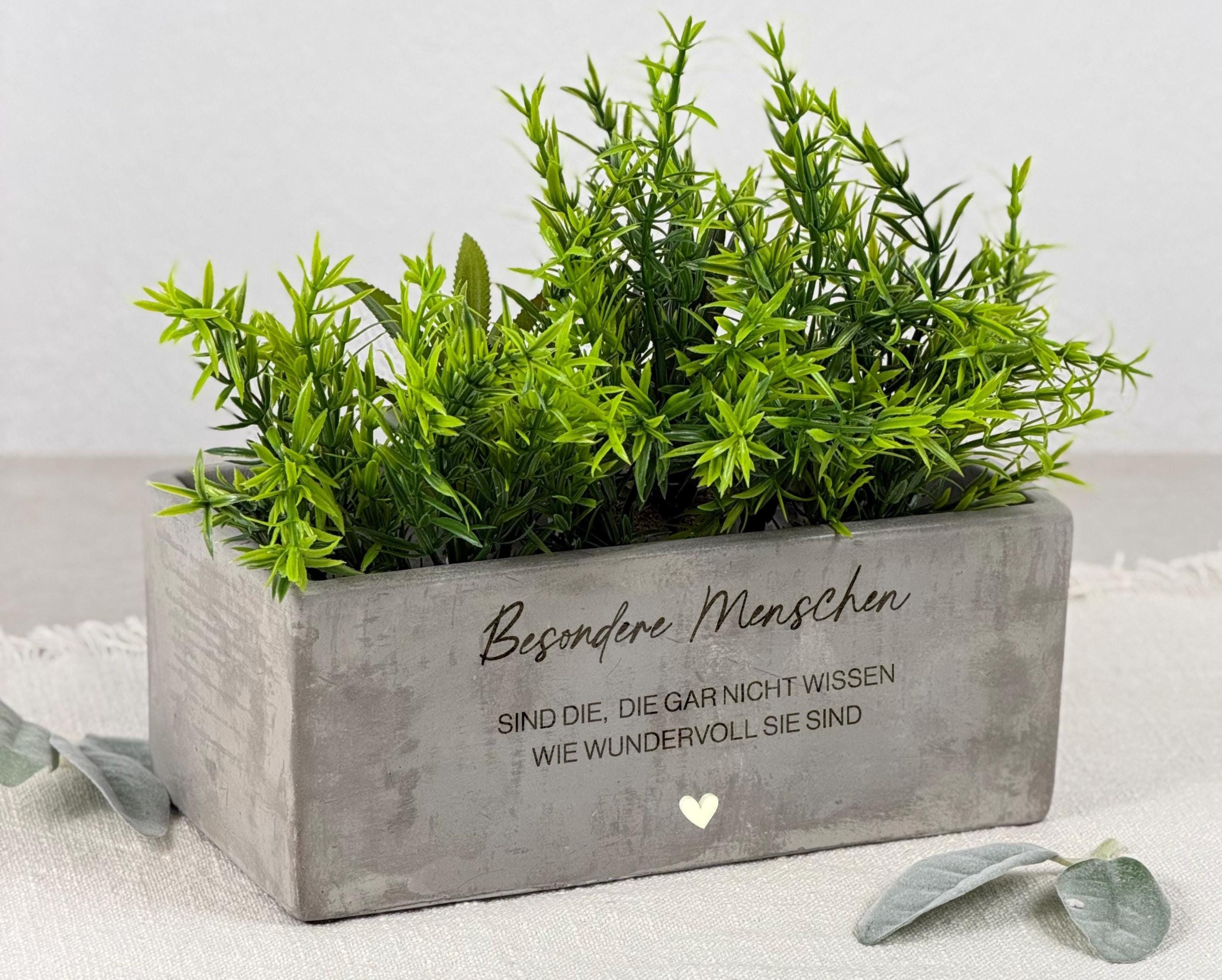 Hochwertiger personalisierter Blumentopf mit emotionalem Spruch und Name, ideal als Geschenkidee für Frauen, besonders beste Freundinnen oder Schwestern. Perfekt für Weihnachten und Geburtstag. Ästhetische Gravur und modernes Design machen ihn zu einer schönen Deko und einem besonderen Geschenk.