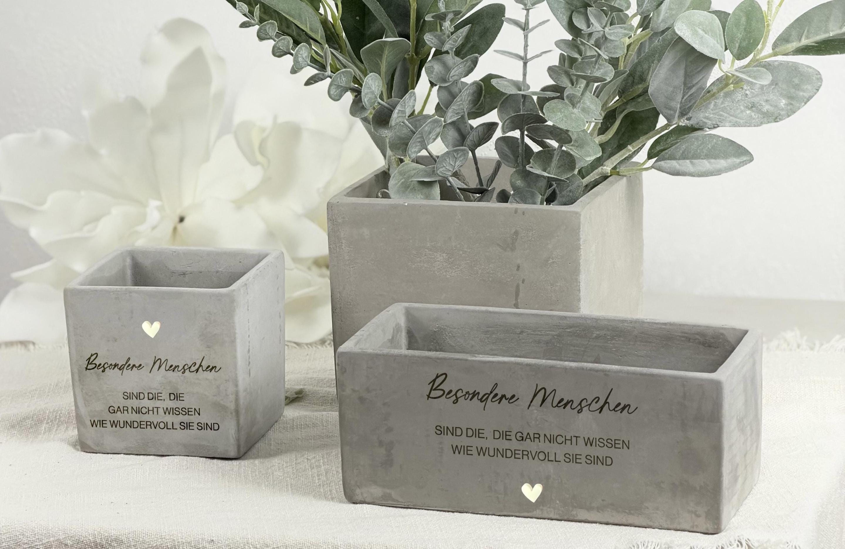 Foto eines personalisierten Blumentopfs mit Namen, präsentiert als Geschenkidee für besondere Menschen wie Freundin oder Schwester. Perfekt für Weihnachten, Geburtstag oder kleine Überraschungen. Hochwertige Gravur, modernes Design und dekorative Präsentation machen ihn zu einem idealen Geschenk für Frauen.
