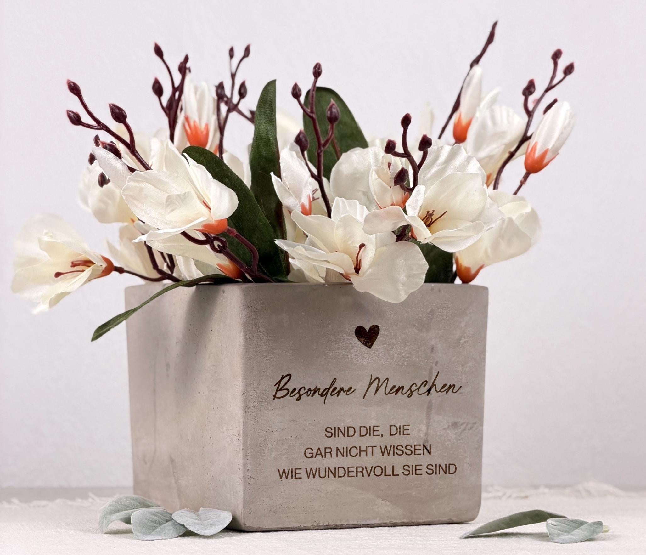 Personalisierter Blumentopf mit Name als liebevolles Geschenk für besondere Menschen, ideal für beste Freundin, Schwester oder Sisi. Perfekte Geschenkidee zum Geburtstag oder Weihnachten. Das Foto zeigt einen hochwertigen Pflanzentopf mit moderner Gravur, ideal als individuelle Deko und einzigartige Aufmerksamkeit für Frauen.