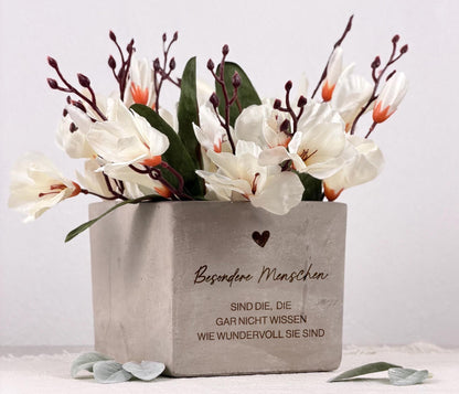 Personalisierter Blumentopf mit Name als liebevolles Geschenk für besondere Menschen, ideal für beste Freundin, Schwester oder Sisi. Perfekte Geschenkidee zum Geburtstag oder Weihnachten. Das Foto zeigt einen hochwertigen Pflanzentopf mit moderner Gravur, ideal als individuelle Deko und einzigartige Aufmerksamkeit für Frauen.