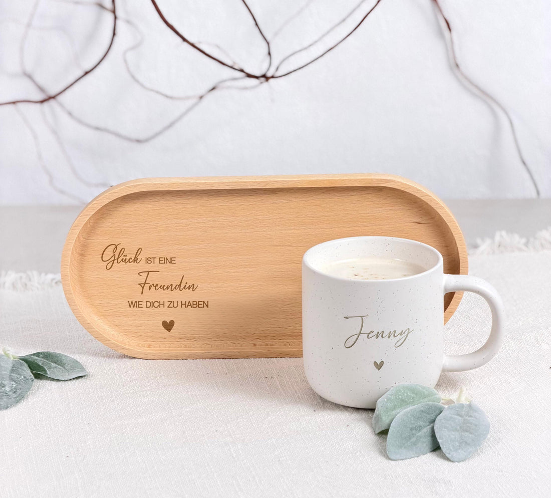 Keramiktasse mit personalisierter Namensgravur, befüllt mit Kaffee – auf Tablett serviert. Beige Tasse mit matter Oberfläche und 360 ml Volumen, perfekt für den Start in den Tag. Geschenk für Kolleg:innen, Freund:innen oder Familie, ideal für Abschied oder als kleine Überraschung. Zeitloses Design, langlebig, spülmaschinengeeignet, liebevoll graviert und dekorativ. Steingut Tasse. Personalisierte Geschenke