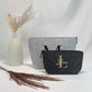 Personalisierte Kosmetiktasche in Beige mit elegantem Namen-Aufdruck, perfekt als Geschenk für Freundin, Mama oder Schwester zum Geburtstag, Weihnachten oder Muttertag, präsentiert auf einem dekorativen Tisch mit Beauty-Produkten.
