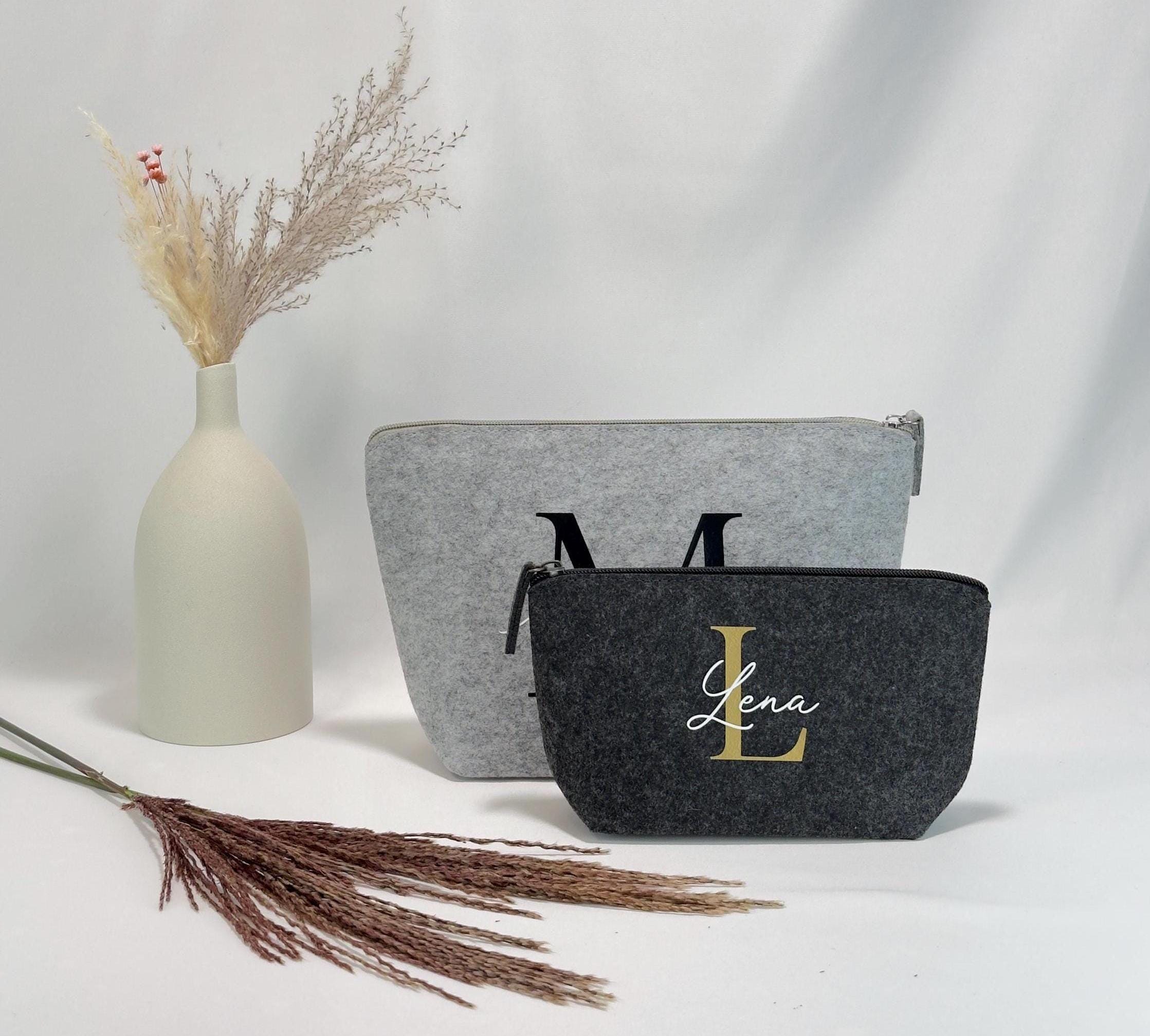 Personalisierte Kosmetiktasche in Beige mit elegantem Namen-Aufdruck, perfekt als Geschenk für Freundin, Mama oder Schwester zum Geburtstag, Weihnachten oder Muttertag, präsentiert auf einem dekorativen Tisch mit Beauty-Produkten.