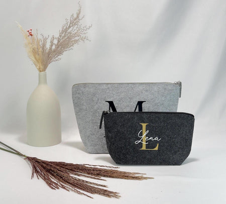 Personalisierte Kosmetiktasche in Beige mit elegantem Namen-Aufdruck, perfekt als Geschenk für Freundin, Mama oder Schwester zum Geburtstag, Weihnachten oder Muttertag, präsentiert auf einem dekorativen Tisch mit Beauty-Produkten.