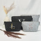 Eine stilvolle und personalisierbare Kosmetiktasche aus weichem Filz, perfekt als Geburtstagsgeschenk oder Weihnachtsgeschenk. Die Tasche in zwei Farben ist ideal für unterwegs oder als tägliches Accessoire für jede Frau.