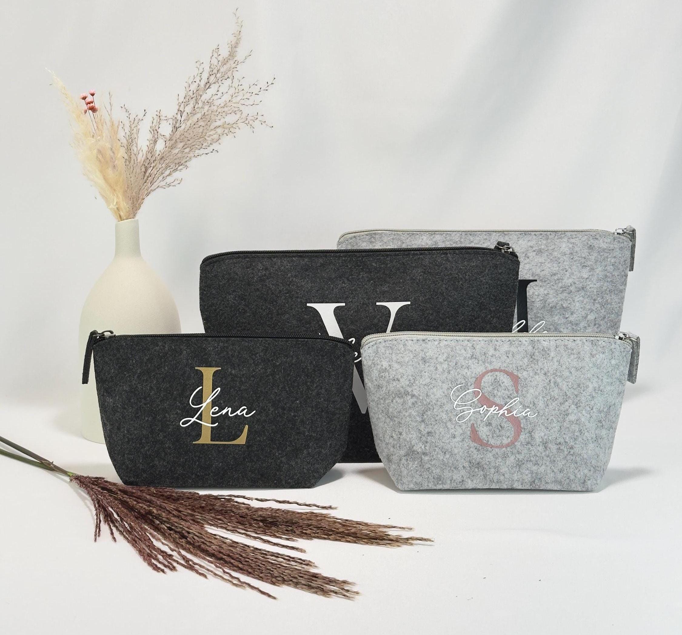 Eine stilvolle und personalisierbare Kosmetiktasche aus weichem Filz, perfekt als Geburtstagsgeschenk oder Weihnachtsgeschenk. Die Tasche in zwei Farben ist ideal für unterwegs oder als tägliches Accessoire für jede Frau.