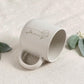 Personalisierte Keramiktasse mit Namen wird in der Hand gehalten – beige, gesprenkelt, 360 ml. Ideal für gemütliche Morgenmomente mit Kaffee oder Tee. Perfektes Geschenk für Freundin, Frau oder Kollegin. Emotionales Produktfoto mit Fokus auf Individualität und Wärme – für besondere Menschen, Abschiede oder kleine Freuden im Alltag. Steingut Tasse beige Personalisierbar