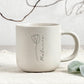 "Keramiktasse mit personalisierter Namensgravur, befüllt mit Kaffee – auf Tablett serviert. Beige Tasse mit matter Oberfläche und 360 ml Volumen, perfekt für den Start in den Tag. Geschenk für Kolleg:innen, Freund:innen oder Familie, ideal für Abschied oder als kleine Überraschung. Zeitloses Design, langlebig, spülmaschinengeeignet, liebevoll graviert und dekorativ. steingut tasse