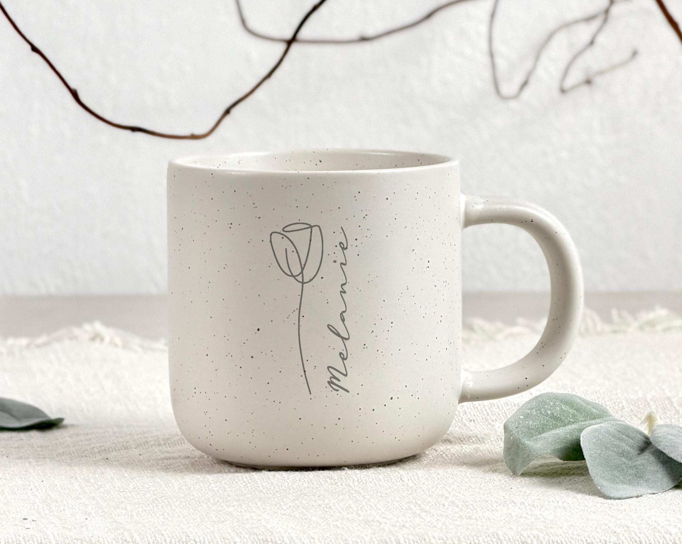 "Keramiktasse mit personalisierter Namensgravur, befüllt mit Kaffee – auf Tablett serviert. Beige Tasse mit matter Oberfläche und 360 ml Volumen, perfekt für den Start in den Tag. Geschenk für Kolleg:innen, Freund:innen oder Familie, ideal für Abschied oder als kleine Überraschung. Zeitloses Design, langlebig, spülmaschinengeeignet, liebevoll graviert und dekorativ. steingut tasse