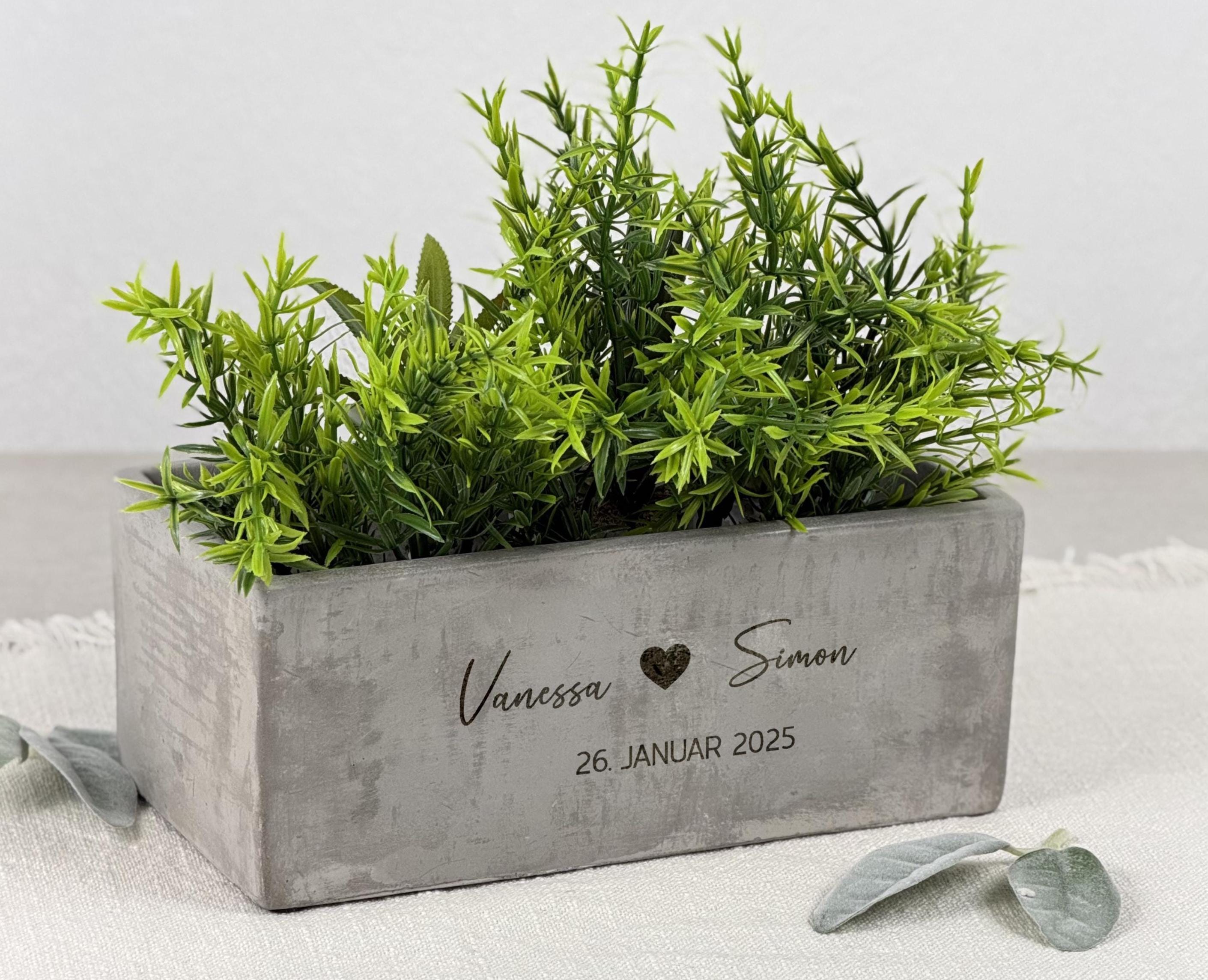 Hochwertiger Pflanzentopf personalisiert mit gravierten Namen – ein einzigartiges Hochzeitsgeschenk für das Brautpaar. Perfekt geeignet als Geldgeschenk, Tischdeko oder liebevolles Erinnerungsstück. Zeitloses Geschenk zur Verlobung, Einzug oder zum Valentinstag, das jedem Zuhause Charme verleiht.