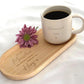 Personalisierte Tasse mit Name und passendem Holztablett als Geschenk-Set. Ideal für besondere Menschen, Freundin, Frau oder Kollegin zum Geburtstag, zu Weihnachten, Nikolaus oder Ostern. Die matte, gesprenkelte Keramiktasse mit 360 ml Fassungsvermögen in Beige passt perfekt zum hochwertig geölten Tablett aus Buchenholz mit Namensgravur. Schönes Geschenk für Freundschaft & Familie. Steingut Tasse