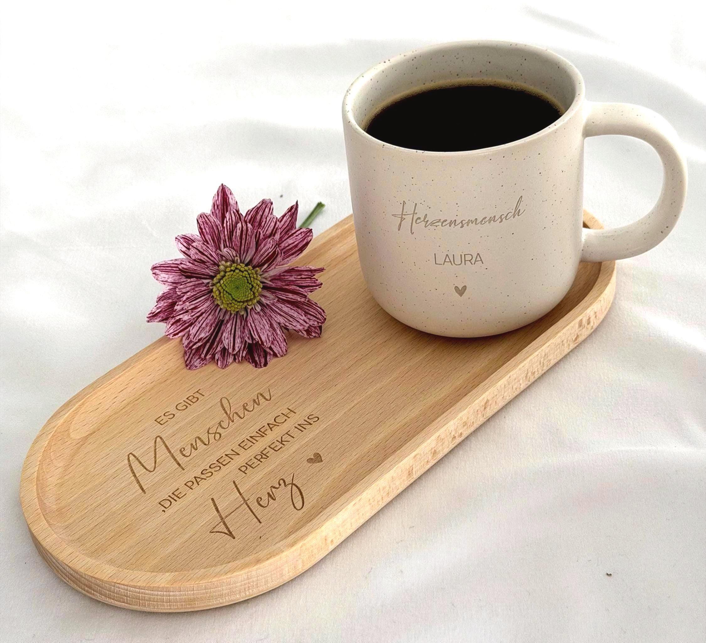 Personalisierte Tasse mit Name und passendem Holztablett als Geschenk-Set. Ideal für besondere Menschen, Freundin, Frau oder Kollegin zum Geburtstag, zu Weihnachten, Nikolaus oder Ostern. Die matte, gesprenkelte Keramiktasse mit 360 ml Fassungsvermögen in Beige passt perfekt zum hochwertig geölten Tablett aus Buchenholz mit Namensgravur. Schönes Geschenk für Freundschaft & Familie. Steingut Tasse