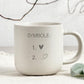 Keramiktasse mit personalisierter Gravur, dekoriert in einem warmen, gemütlichen Setting. Perfekt als Geschenkidee für Freundin, Partnerin, Mama oder Oma. Die Tasse kann mit Namen, kurzen Sprüchen oder emotionalen Botschaften versehen werden. Ideal für Geburtstage, Weihnachten oder Muttertag. Die Kombination aus hochwertigem Material und liebevoller Personalisierung macht diese Tasse zu einem zeitlosen Geschenk.