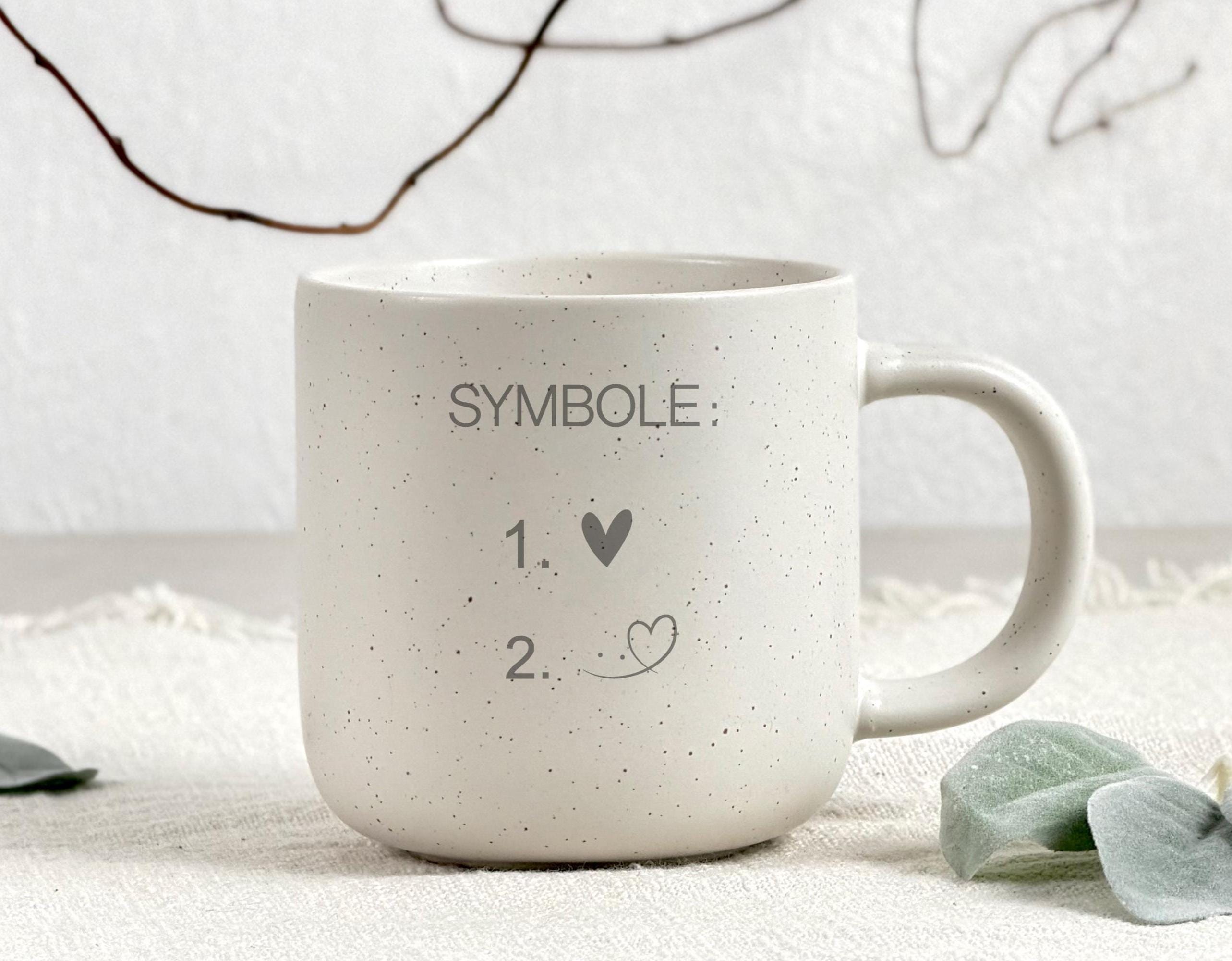 Keramiktasse mit personalisierter Gravur, dekoriert in einem warmen, gemütlichen Setting. Perfekt als Geschenkidee für Freundin, Partnerin, Mama oder Oma. Die Tasse kann mit Namen, kurzen Sprüchen oder emotionalen Botschaften versehen werden. Ideal für Geburtstage, Weihnachten oder Muttertag. Die Kombination aus hochwertigem Material und liebevoller Personalisierung macht diese Tasse zu einem zeitlosen Geschenk.