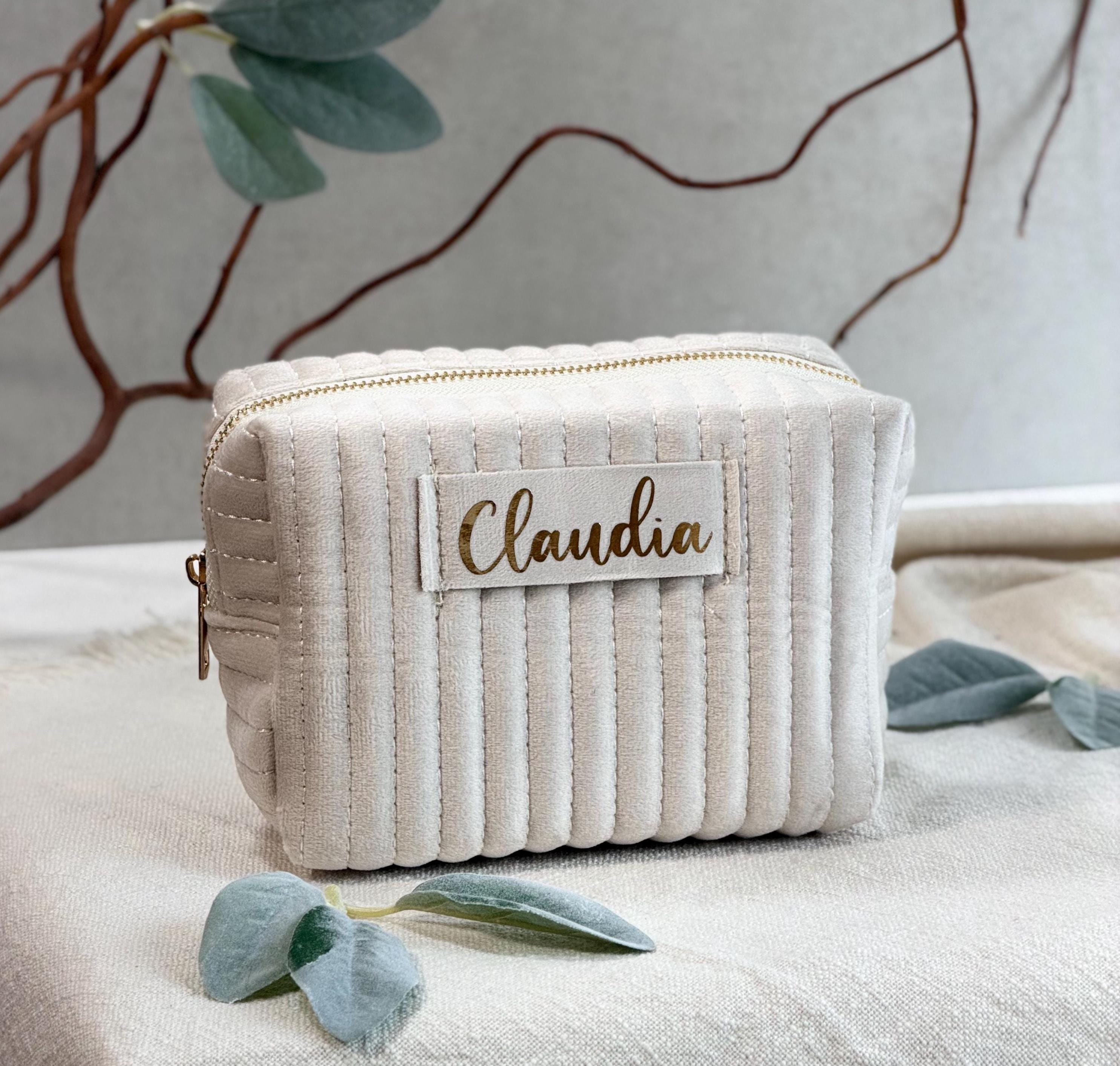 Stilvolle Samt-Kulturtasche mit personalisierter Namensstickerei, ideal als Reisebegleiter für Frauen, die organisierte Eleganz lieben. Perfekt für den täglichen Gebrauch oder als personalisiertes Geschenk, von Geburtstagen bis Hochzeiten. Weich, elegant und praktisch – ein Favorit für Beauty-Liebhaberinnen.
