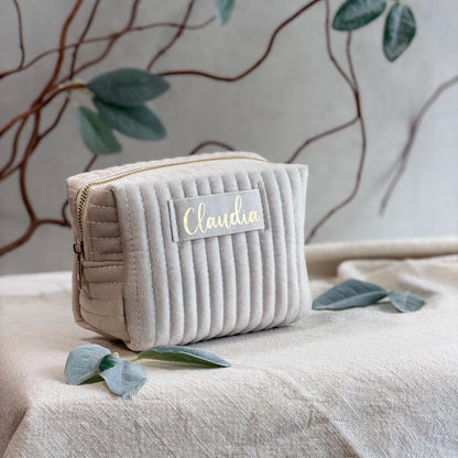 Handgefertigte personalisierte Samt-Make-up-Tasche mit eleganter Stickerei. Entworfen für Schönheit und Komfort, ein tolles Weihnachtsgeschenk für Frauen oder eine liebevolle Überraschung für eine Freundin. Perfekte Größe für Kosmetik, Pinsel und kleine Reiseutensilien.
