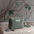Elegante Samt-Reise-Kosmetiktasche mit besticktem Namen. Perfekt für Mütter, beste Freundinnen oder Brautjungfern, funktional und schön zugleich. Das geräumige Innenfach bietet ausreichend Platz für Make-up, Hautpflege und Reiseutensilien – ein wunderbares personalisiertes Geschenk für sie.