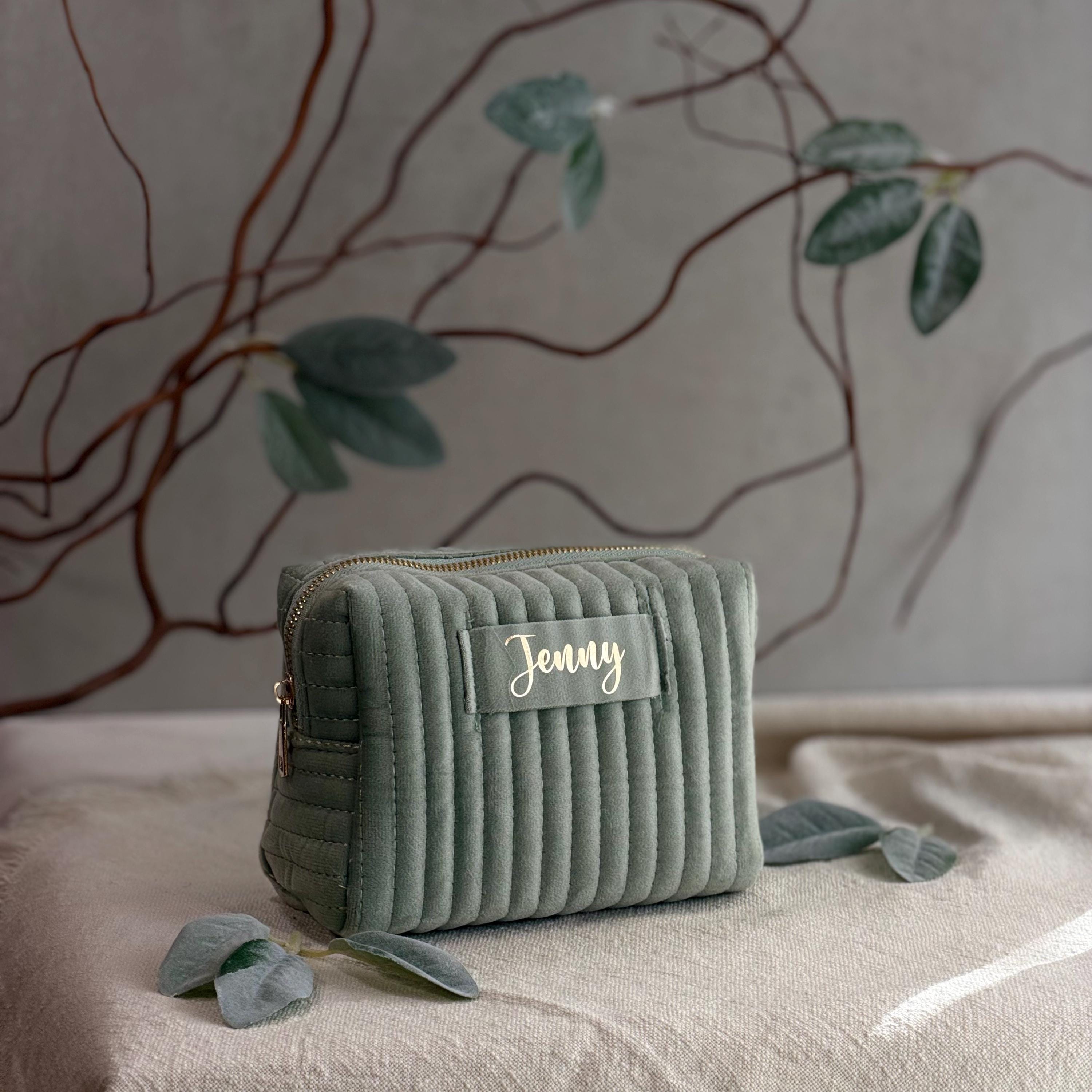 Elegante Samt-Reise-Kosmetiktasche mit besticktem Namen. Perfekt für Mütter, beste Freundinnen oder Brautjungfern, funktional und schön zugleich. Das geräumige Innenfach bietet ausreichend Platz für Make-up, Hautpflege und Reiseutensilien – ein wunderbares personalisiertes Geschenk für sie.
