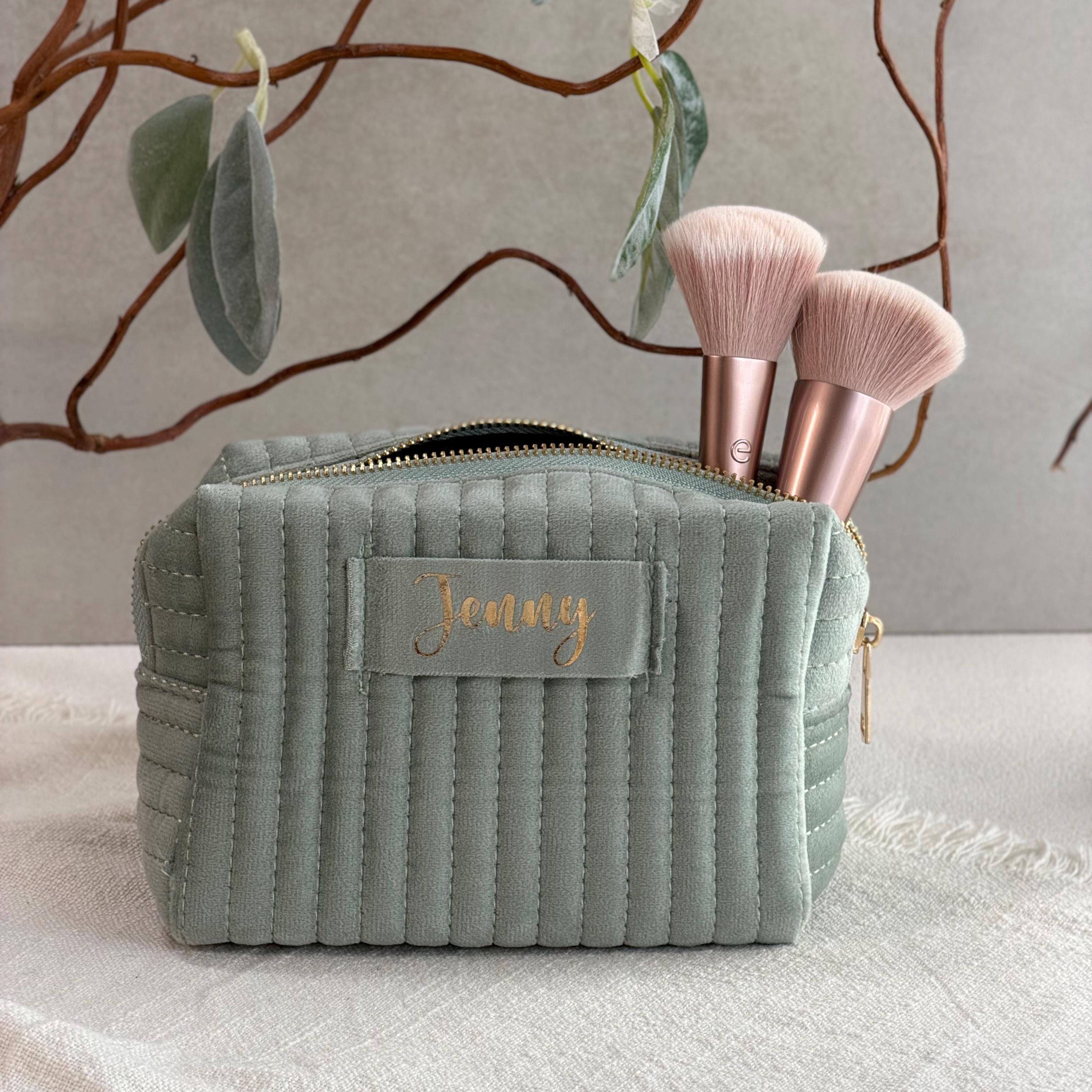 Schicke und moderne personalisierte Make-up-Tasche aus hochwertigem Samt, mit individuell gesticktem Namen. Ein bezauberndes Geschenk für Frauen, die stilvolle und persönliche Accessoires lieben. Perfekt für Reisen, tägliche Aufbewahrung oder als personalisiertes Brautjungfern-Geschenk.