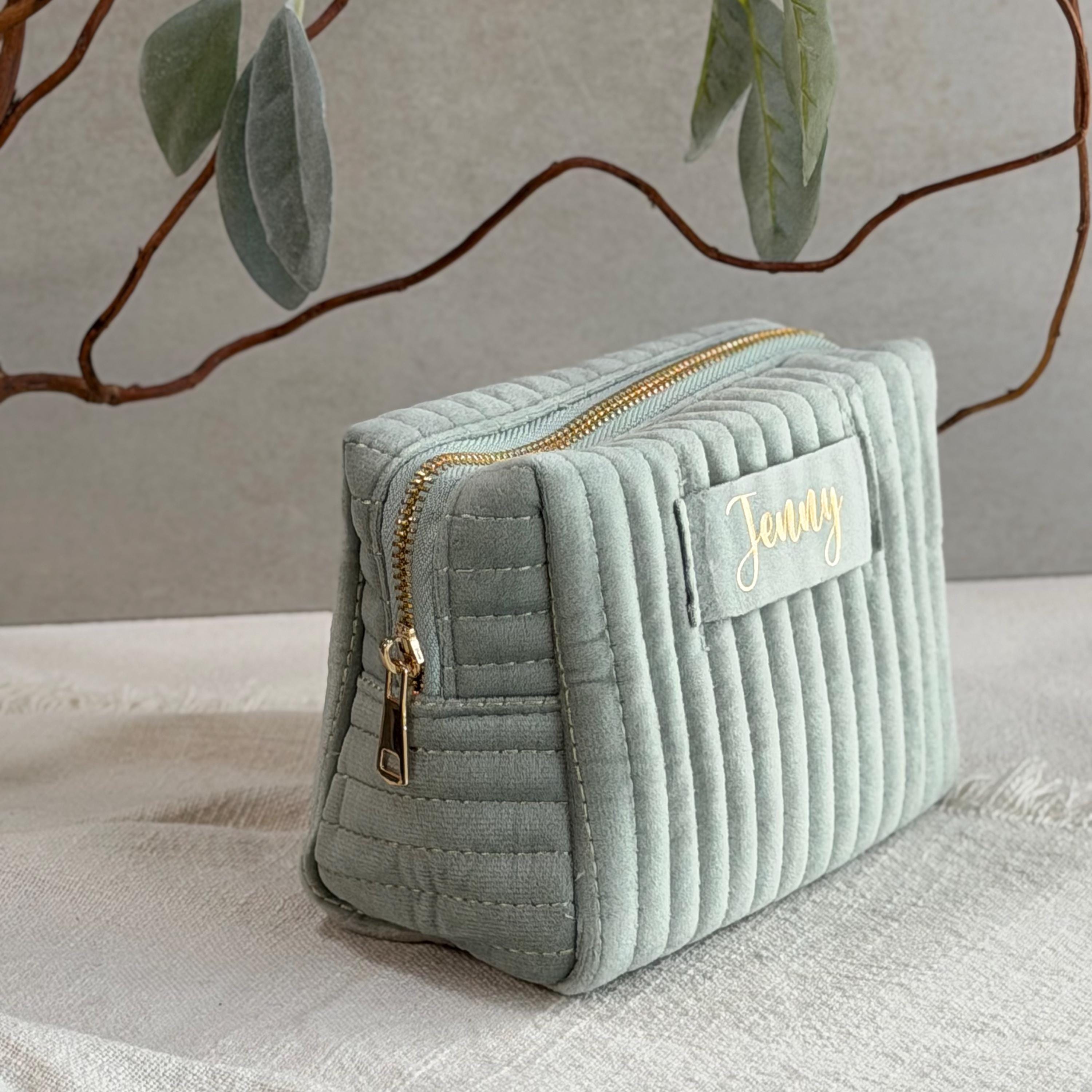 Samt-Kosmetik-Organizer mit Namensstickerei, verbindet Luxus und Funktionalität. Ideal als personalisiertes Geschenk für Mama oder beste Freundin, geeignet für Geburtstage, Feiertage oder Reisen. Weiche Textur und schöne Farben machen diese Kulturtasche unverzichtbar für jede Frau.