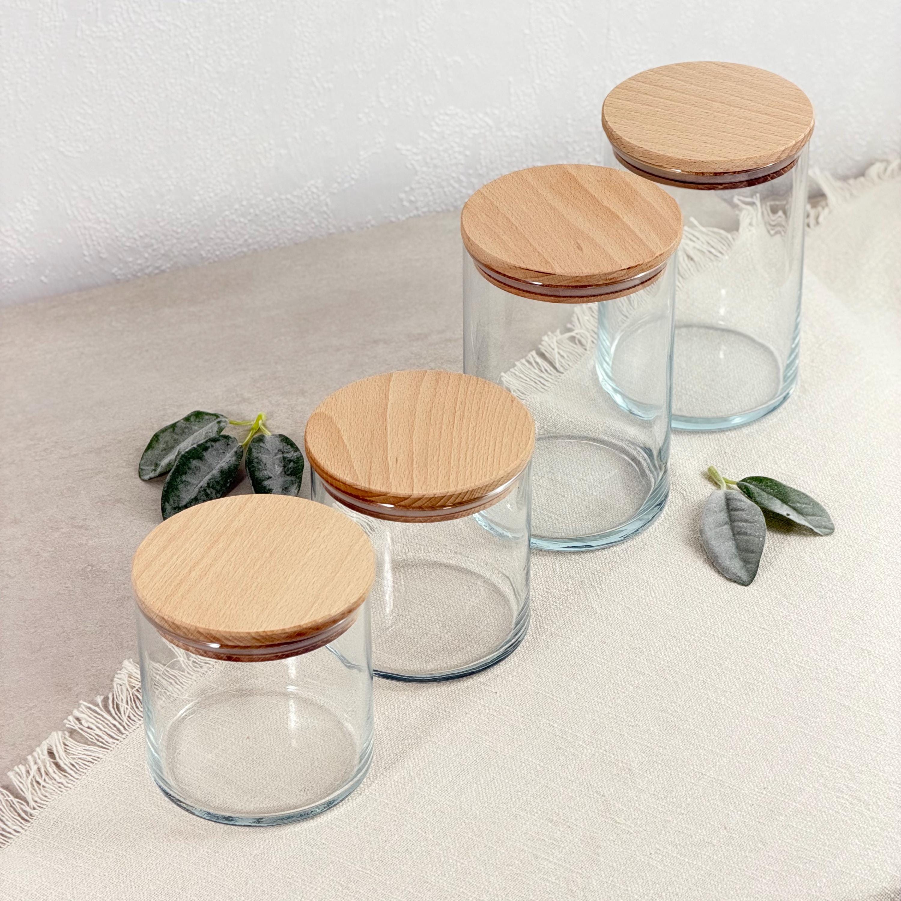 Ein hochwertiges, klares Vorratsglas mit personalisierter Gravur, ideal für Paare. Die Gravur zeigt Namen und ein zartes Herzsymbol. Das Foto ist warm und einladend gestaltet, mit einer weichen Hintergrundbeleuchtung und romantischen Dekoelementen. Perfekt geeignet für Valentinstag, Hochzeiten oder als Partnergeschenk. Das Bild vermittelt die Einzigartigkeit des Produkts und die emotionale Bedeutung eines Geschenks, das Liebe und Wertschätzung ausdrückt.