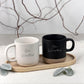 Individuell gravierte personalisierte Tasse für Kaffee oder Tee, präsentiert als perfekte Geschenkidee für Frauen. Die Gravur ist präzise und verleiht der Keramiktasse ein elegantes, hochwertiges Erscheinungsbild. Ideal für Mama, beste Freundin, Schwester oder Kollegin. Perfekt für besondere Anlässe wie Geburtstag, Weihnachten oder Muttertag. Ein liebevolles und praktisches Geschenk mit persönlichem Charakter.
