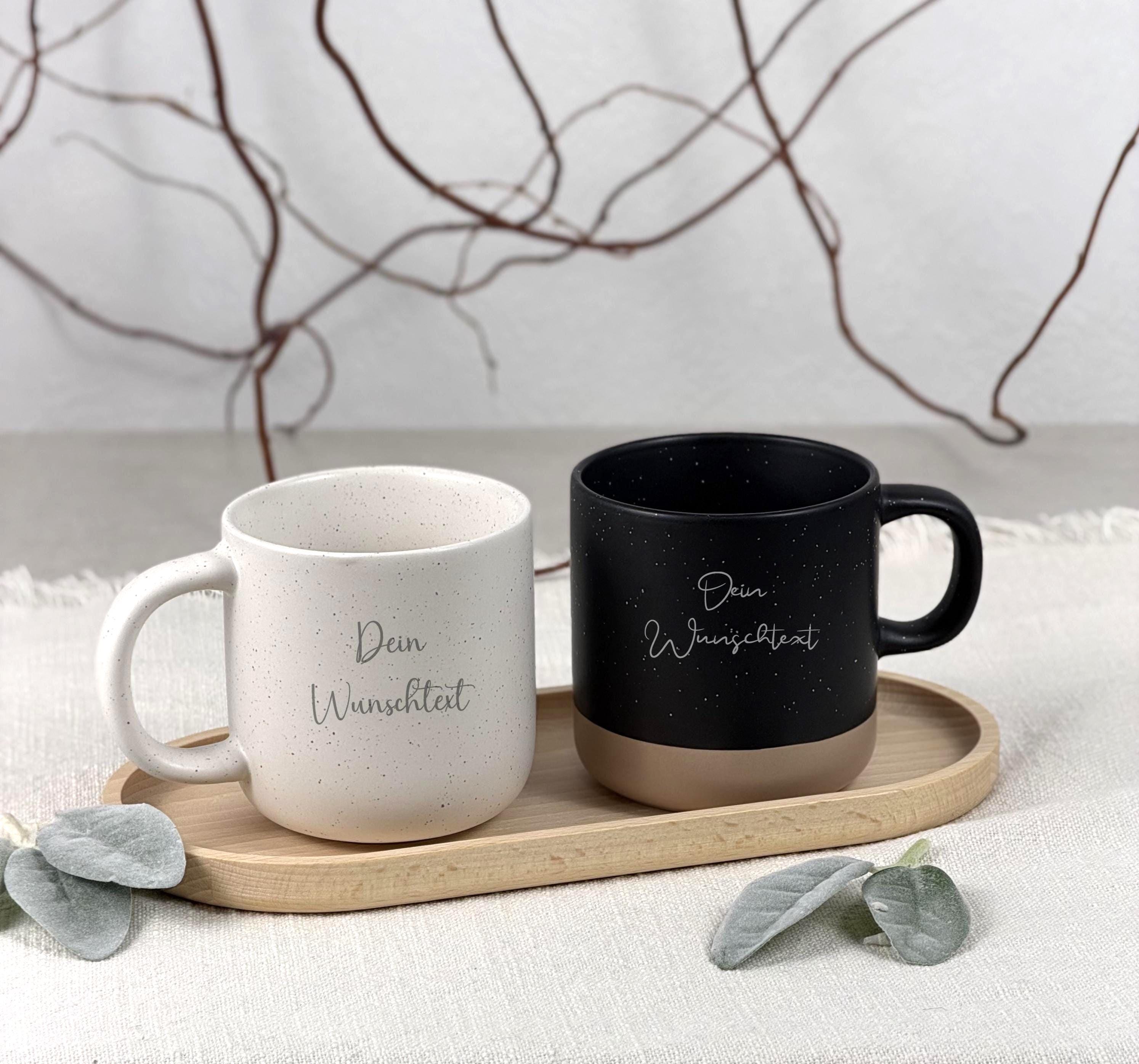 Individuell gravierte personalisierte Tasse für Kaffee oder Tee, präsentiert als perfekte Geschenkidee für Frauen. Die Gravur ist präzise und verleiht der Keramiktasse ein elegantes, hochwertiges Erscheinungsbild. Ideal für Mama, beste Freundin, Schwester oder Kollegin. Perfekt für besondere Anlässe wie Geburtstag, Weihnachten oder Muttertag. Ein liebevolles und praktisches Geschenk mit persönlichem Charakter.