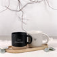 Kaffeetasse mit einzigartiger Wunschtext-Gravur, perfekt als Geschenk für Freundin oder Mutter. Die Keramiktasse zeigt personalisierte Details, die jede Tasse zu einem individuellen Unikat machen. Ideal für besondere Momente wie Geburtstage, Feiertage oder als liebevolle Aufmerksamkeit im Alltag. Elegantes Design, hochwertige Verarbeitung und tiefe emotionale Bedeutung machen dieses Produkt besonders.