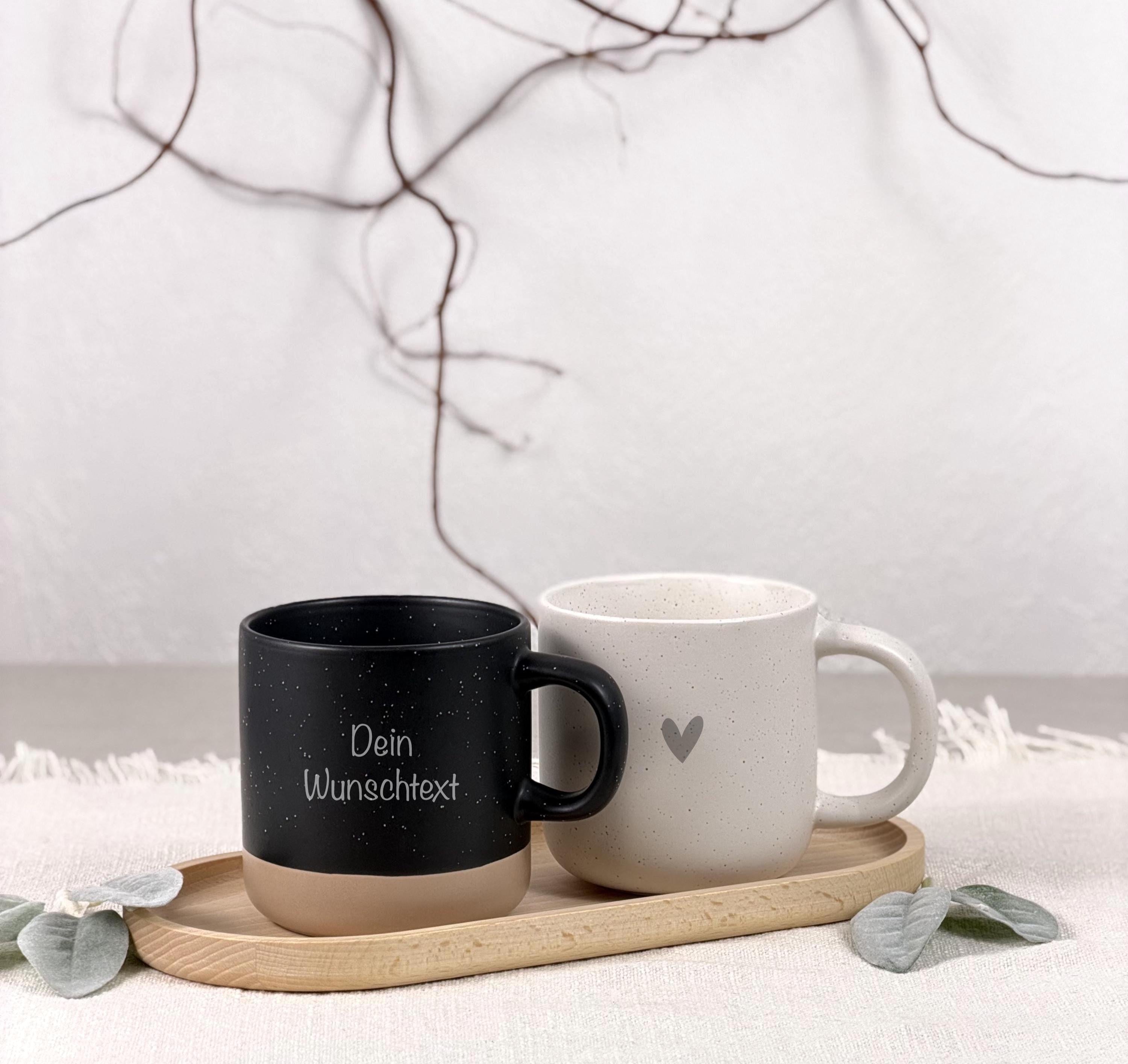 Kaffeetasse mit einzigartiger Wunschtext-Gravur, perfekt als Geschenk für Freundin oder Mutter. Die Keramiktasse zeigt personalisierte Details, die jede Tasse zu einem individuellen Unikat machen. Ideal für besondere Momente wie Geburtstage, Feiertage oder als liebevolle Aufmerksamkeit im Alltag. Elegantes Design, hochwertige Verarbeitung und tiefe emotionale Bedeutung machen dieses Produkt besonders.
