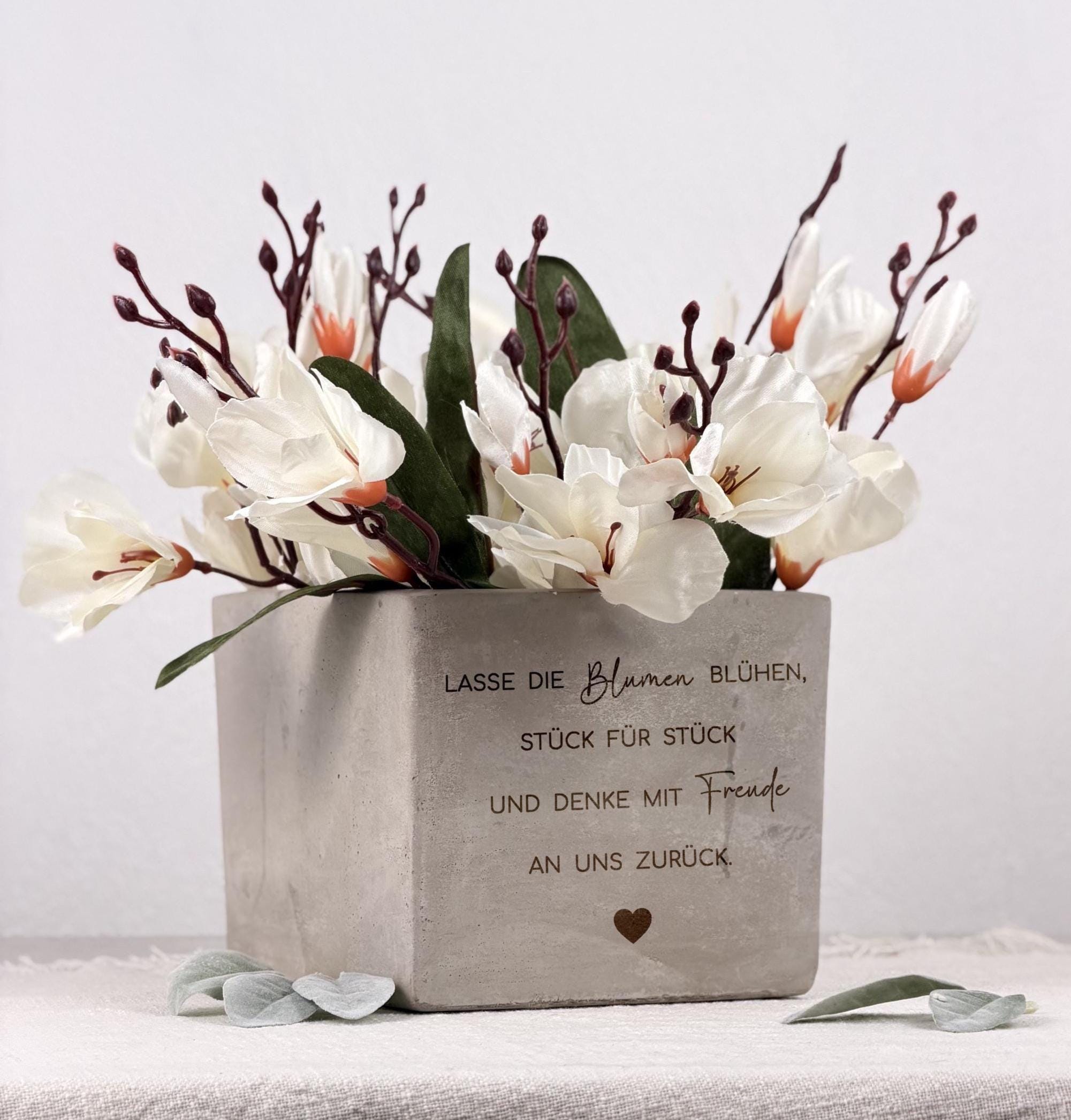 Detailaufnahme eines individuell gestalteten Blumentopfs in Betonoptik mit personalisiertem Spruch für Lehrerin, Erzieherin oder Tagesmutter. Ideal als Dankeschön zum Schulende, Kita-Abschied oder Weihnachten. Hochwertige Keramik, modernes Design, geeignet für Kakteen, Kräuter oder Zimmerpflanzen. Perfekt als Geschenkidee für Kindergarten und Schule.