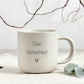 Personalisierte Keramiktasse mit individueller Gravur, gezeigt auf einem hellen Tisch als stilvolles Geschenk für Freundin, Mama oder Kollegin. Die Tasse trägt einen Wunschtext und eignet sich ideal für Kaffee- und Teeliebhaber. Perfekt als Geburtstagsgeschenk, Weihnachtsgeschenk oder Muttertagsgeschenk. Hochwertige Verarbeitung, moderne Typografie und liebevoll gestaltetes Design machen diese gravierte Tasse zu einem einzigartigen Alltagsbegleiter.