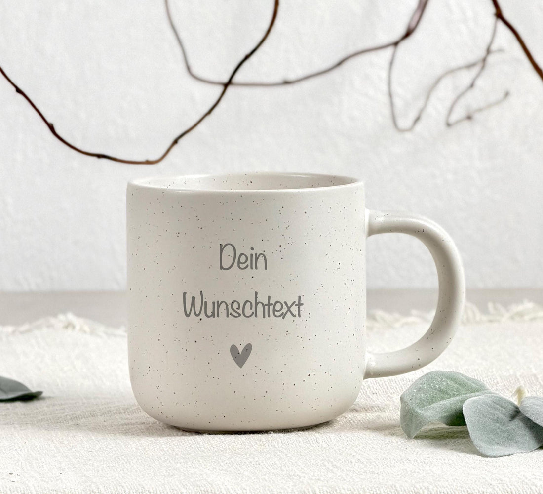Personalisierte Keramiktasse mit individueller Gravur, gezeigt auf einem hellen Tisch als stilvolles Geschenk für Freundin, Mama oder Kollegin. Die Tasse trägt einen Wunschtext und eignet sich ideal für Kaffee- und Teeliebhaber. Perfekt als Geburtstagsgeschenk, Weihnachtsgeschenk oder Muttertagsgeschenk. Hochwertige Verarbeitung, moderne Typografie und liebevoll gestaltetes Design machen diese gravierte Tasse zu einem einzigartigen Alltagsbegleiter.