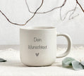 Personalisierte Keramiktasse mit individueller Gravur, gezeigt auf einem hellen Tisch als stilvolles Geschenk für Freundin, Mama oder Kollegin. Die Tasse trägt einen Wunschtext und eignet sich ideal für Kaffee- und Teeliebhaber. Perfekt als Geburtstagsgeschenk, Weihnachtsgeschenk oder Muttertagsgeschenk. Hochwertige Verarbeitung, moderne Typografie und liebevoll gestaltetes Design machen diese gravierte Tasse zu einem einzigartigen Alltagsbegleiter.