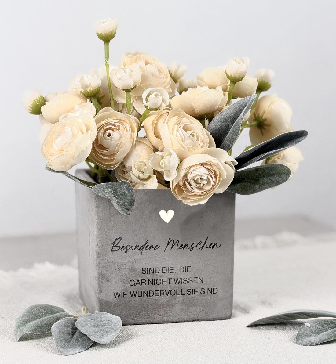 Individuell gravierter Blumentopf als Weihnachtsgeschenk für Frauen, mit persönlichem Namen und liebevollem Spruch. Ideal für Freundin oder Schwester zum Geburtstag. Hochwertige Betonoptik, dekorativ und emotional – ein besonderes Geschenk für Menschen, die einem am Herzen liegen. Perfekt als Pflanzentopf oder Geldgeschenk.