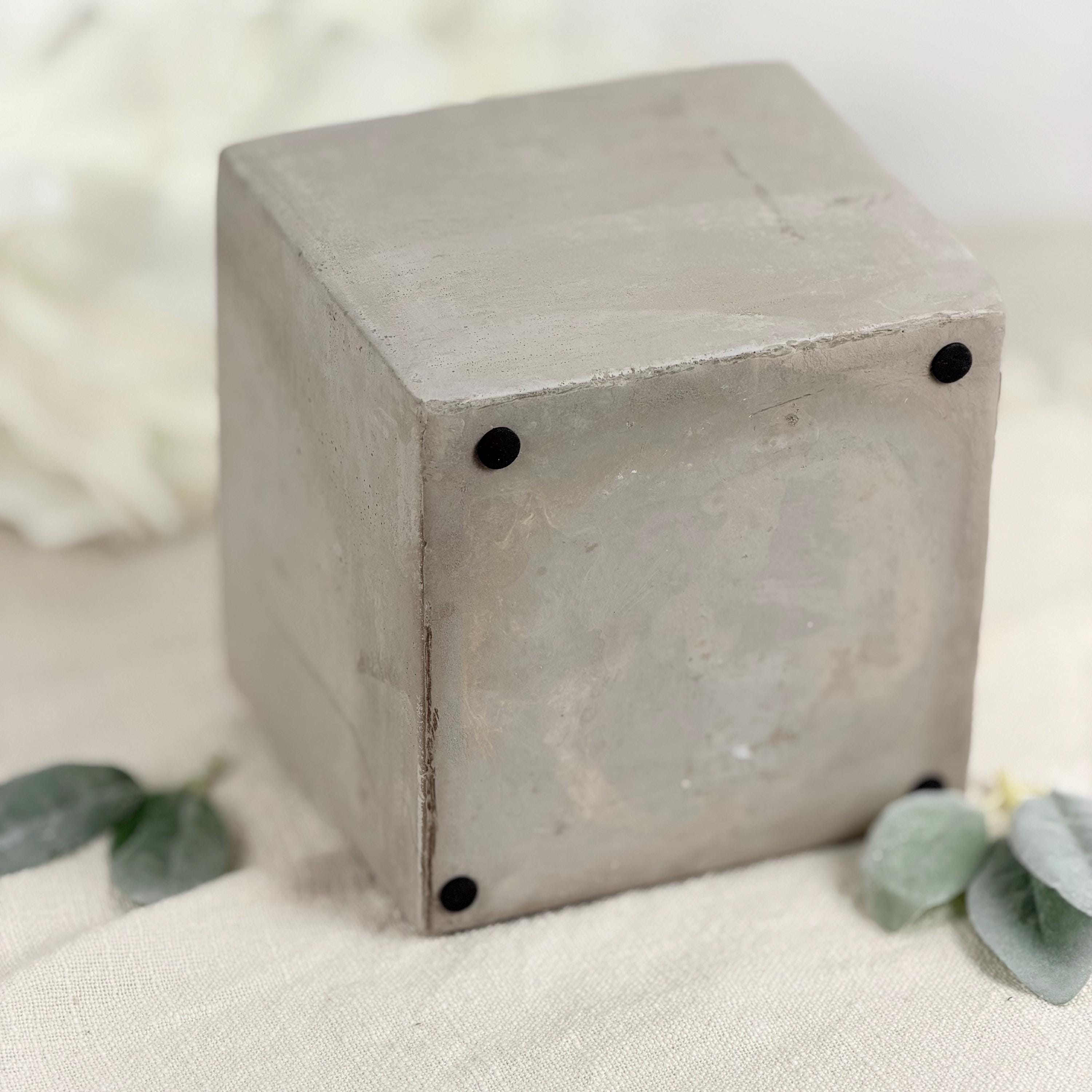 Persönlich gravierter Blumentopf für Mama oder Oma, ideal als Muttertagsgeschenk oder Weihnachtsgeschenk. Betonoptik mit modernem, minimalistischem Stil. Perfekt als kleines Dankeschön oder Geschenk zum 60. Geburtstag. Geeignet für Pflanzen, Kräuter oder kleine Blumenarrangements. Hochwertige Qualität und emotionale Botschaft.