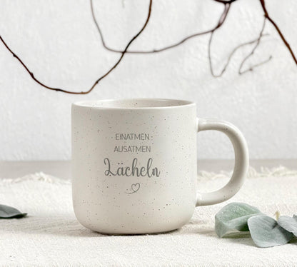 Kaffeetasse mit Gravur Lächeln | Geschenk für Freundin | Schwester Tasse | Weihnachtsgeschenk Kollegin | Kaffee Tee | Gravierte Keramiktasse