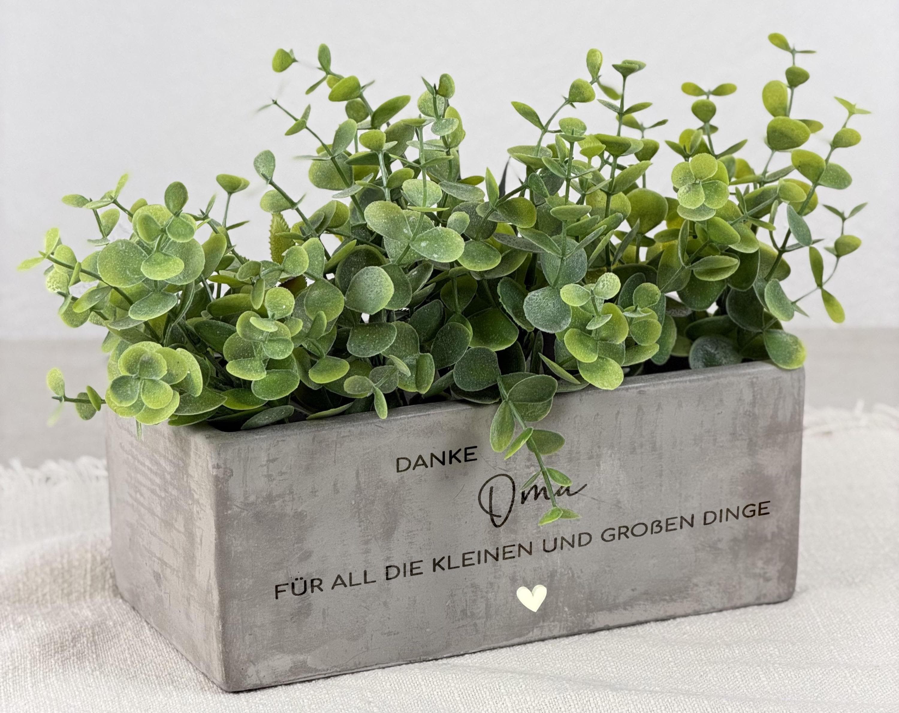 Personalisiertes Geschenk für Mama oder Oma: Blumentopf mit individueller Gravur. Ideal für Muttertag, Weihnachten oder als Geburtstagsgeschenk. Betonähnliche Keramikoberfläche, langlebig und dekorativ. Perfekt geeignet für Kräuter, Blumen oder kleine Zimmerpflanzen. Ein emotionales Geschenk mit persönlicher Note.